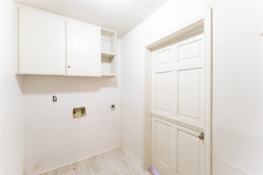 SELLER OFFERING $5,000 IN SELLER CREDITS! Spacious 6-bedroom - photo 15