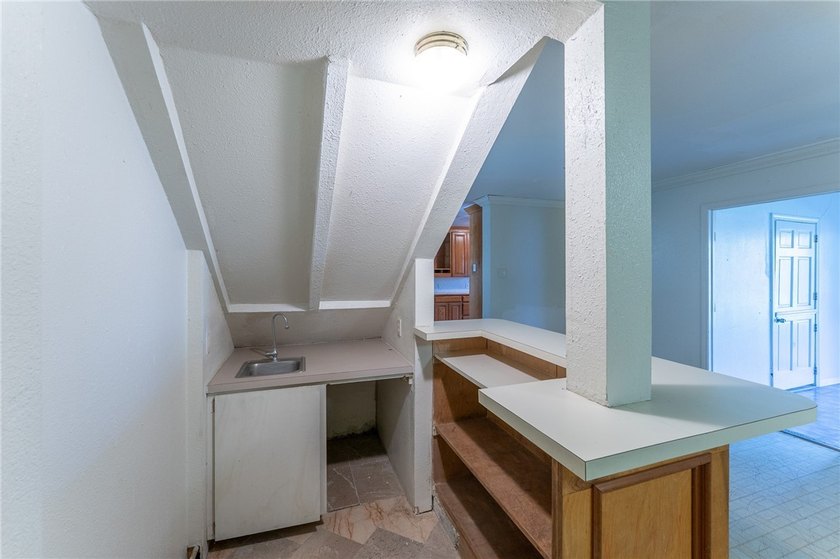 SELLER OFFERING $5,000 IN SELLER CREDITS! Spacious 6-bedroom - photo 18