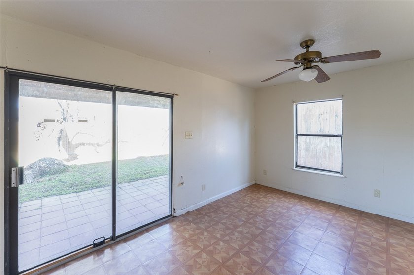 SELLER OFFERING $5,000 IN SELLER CREDITS! Spacious 6-bedroom - photo 19