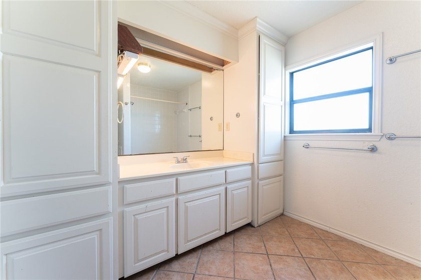 SELLER OFFERING $5,000 IN SELLER CREDITS! Spacious 6-bedroom - photo 26