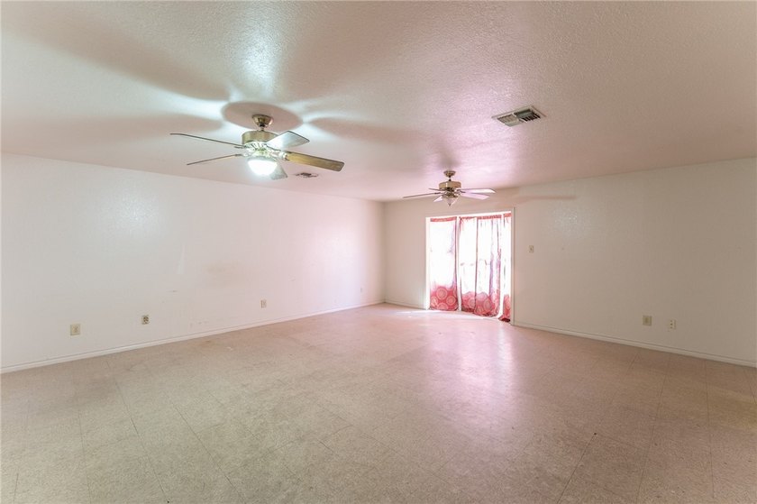 SELLER OFFERING $5,000 IN SELLER CREDITS! Spacious 6-bedroom - photo 31