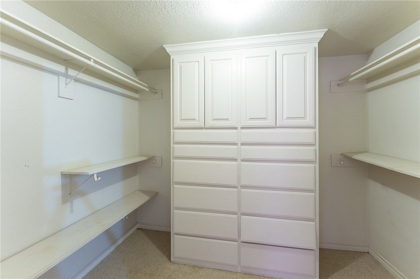 SELLER OFFERING $5,000 IN SELLER CREDITS! Spacious 6-bedroom - photo 33