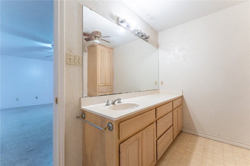 SELLER OFFERING $5,000 IN SELLER CREDITS! Spacious 6-bedroom - photo 34