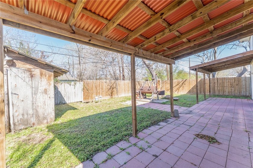 SELLER OFFERING $5,000 IN SELLER CREDITS! Spacious 6-bedroom - photo 35