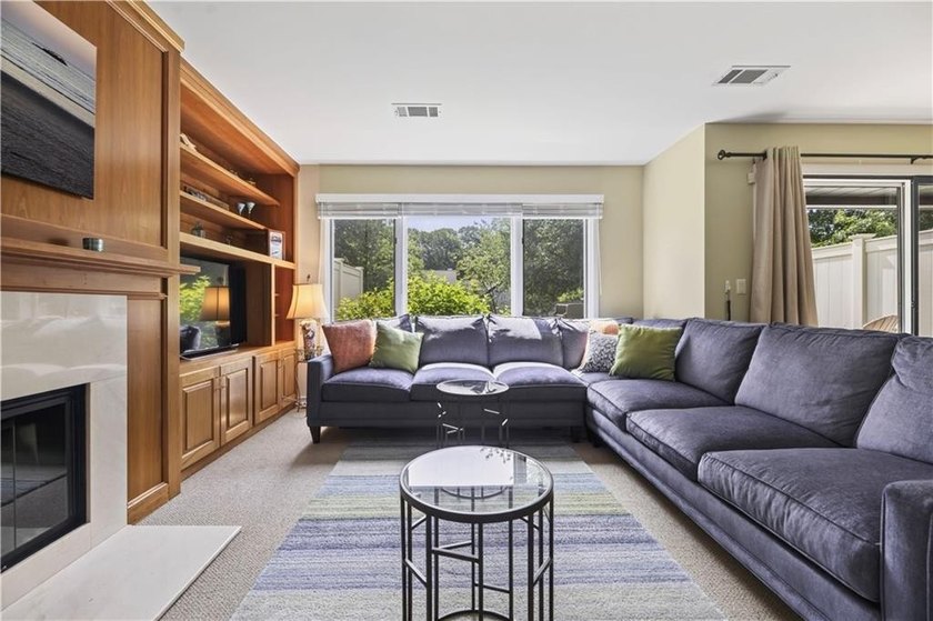 This inviting and well-maintained 2-bedroom, 2.5-bath condo - photo 4