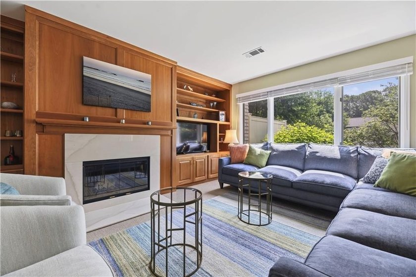 This inviting and well-maintained 2-bedroom, 2.5-bath condo - photo 6