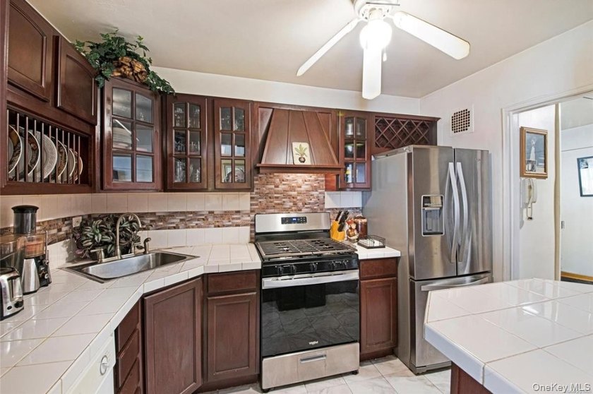 Move right into this beautifully maintained 2-bedroom, 1-bath - photo 3