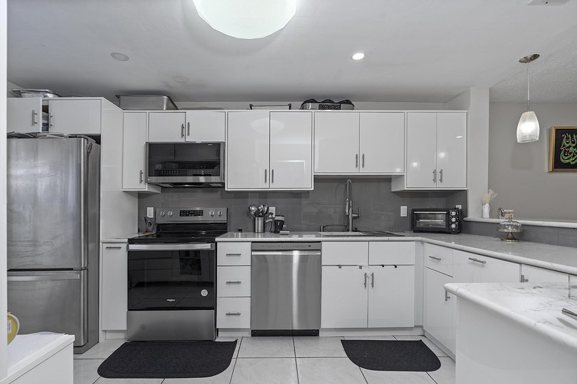 Spacious and well-maintained 3-bedroom, 2.5-bath townhouse - photo 4