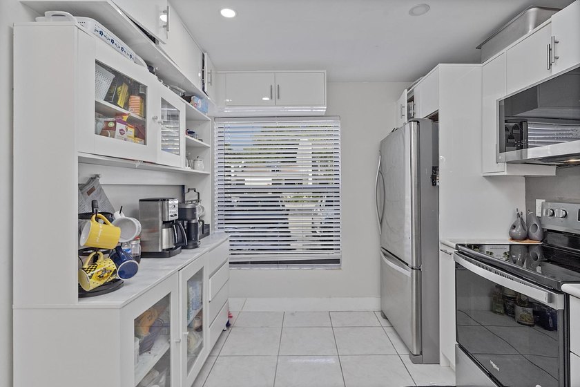 Spacious and well-maintained 3-bedroom, 2.5-bath townhouse - photo 6