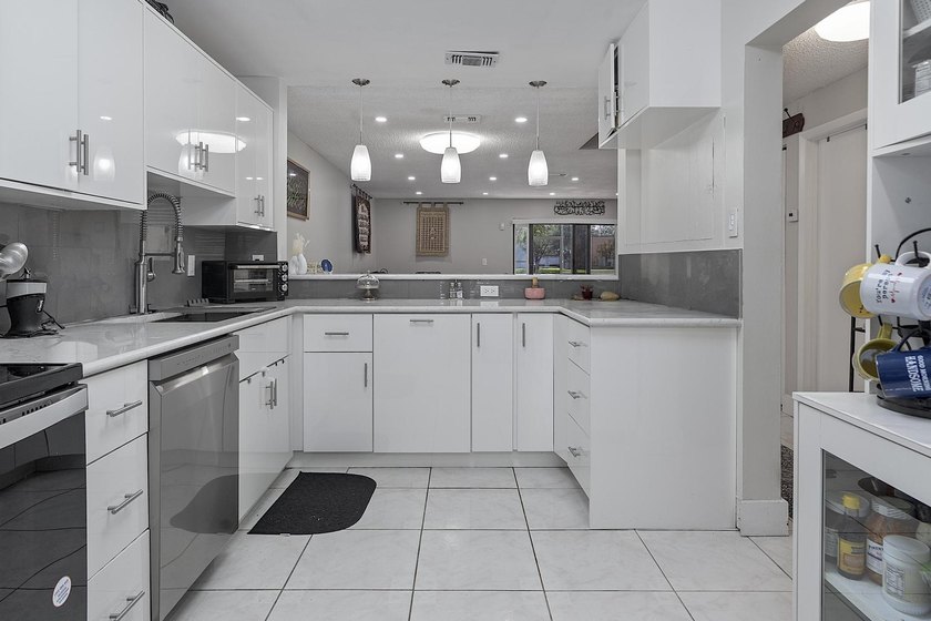 Spacious and well-maintained 3-bedroom, 2.5-bath townhouse - photo 7