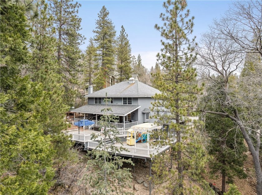 Big! Bold! Beautiful! The ideal Family Lodge...Situated at the - photo 20