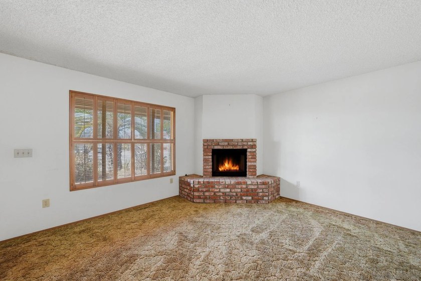 FIXER WITH POTENTIAL! First time on the market in decades! - photo 3