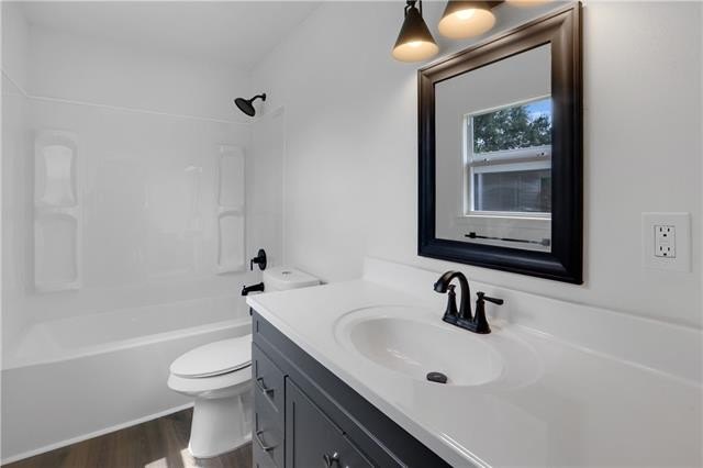 MUST SEE!!! This quaint, 3 bedroom 2 bath, completely renovated - photo 11