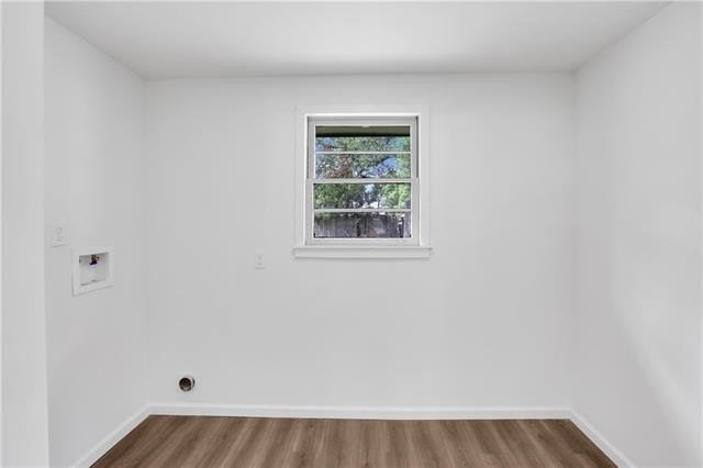 MUST SEE!!! This quaint, 3 bedroom 2 bath, completely renovated - photo 17