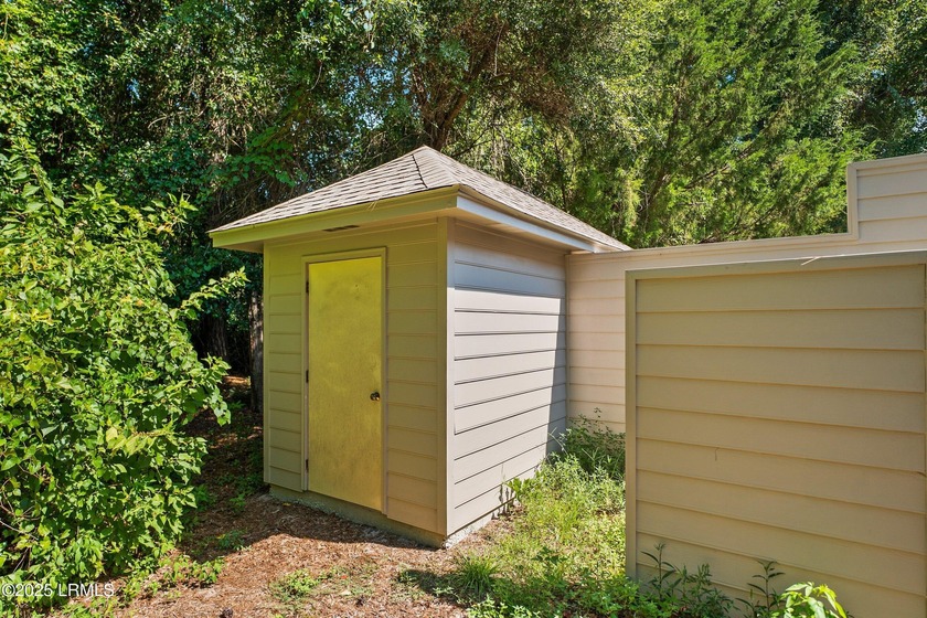 Charming 3 bedroom, 2 bath home ready for your personalizing and - photo 33