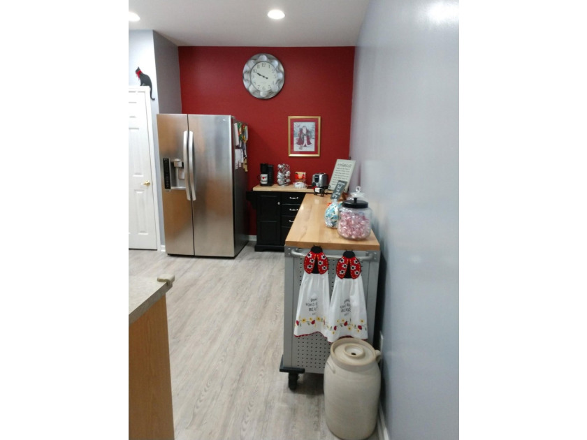 One floor ranch villa. Maintenance free living. @/2 bath wood - photo 5