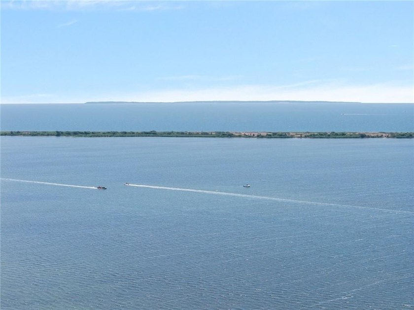 This spectacular 3 family with incredible ocean views is perfect - photo 3