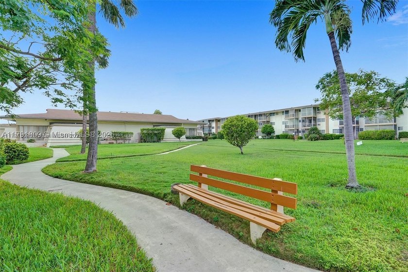 DELUXE large 1-Bedroom /1 Bath (size of a 2 bedrooms) with - photo 19