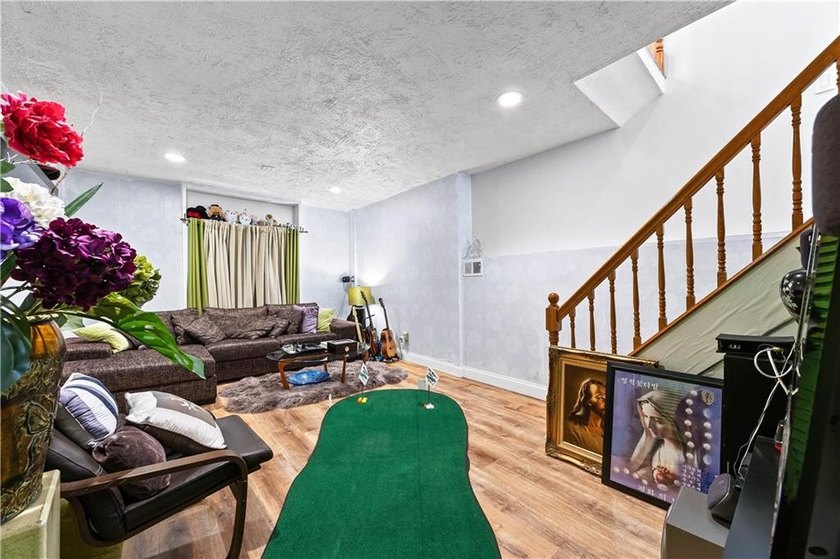 Welcome to this beautifully maintained detached single-family - photo 22