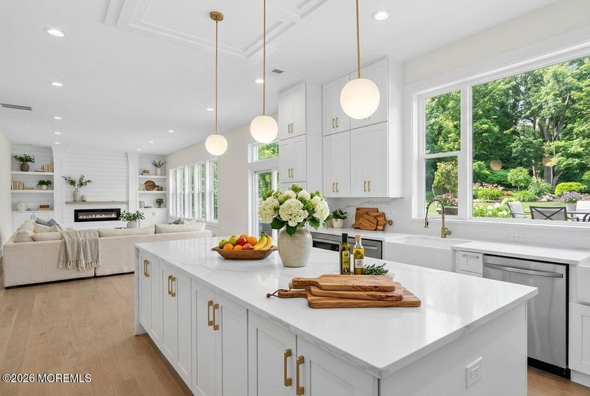 Beautiful, NEW CONSTRUCTION. This Custom Colonial features a - photo 2