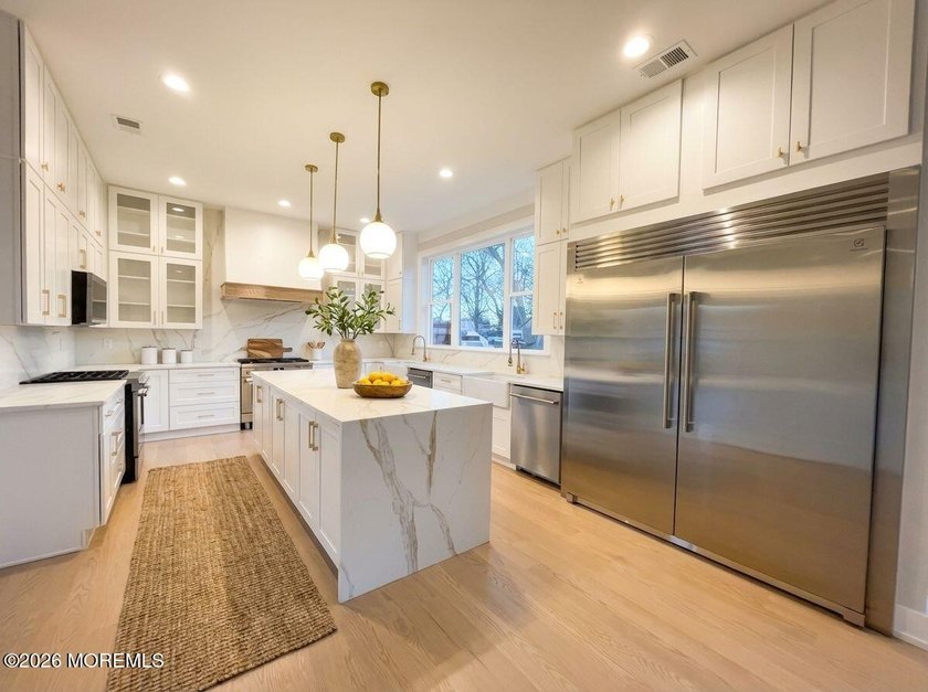 Beautiful, NEW CONSTRUCTION. This Custom Colonial features a - photo 3