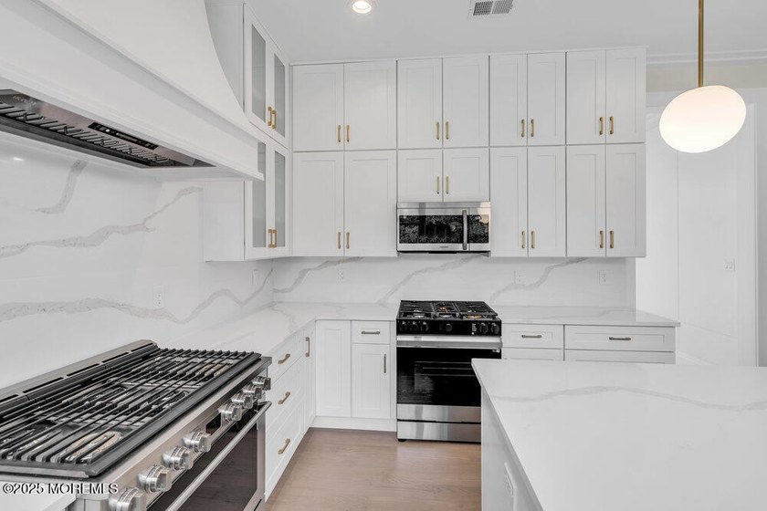 Beautiful, NEW CONSTRUCTION. This Custom Colonial features a - photo 4