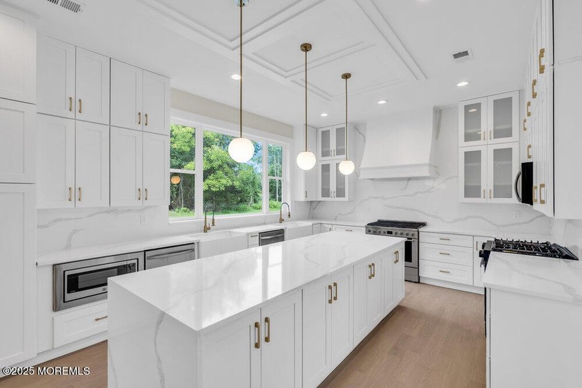 Beautiful, NEW CONSTRUCTION. This Custom Colonial features a - photo 5