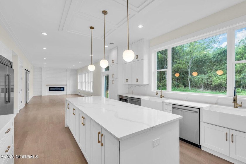 Beautiful, NEW CONSTRUCTION. This Custom Colonial features a - photo 8