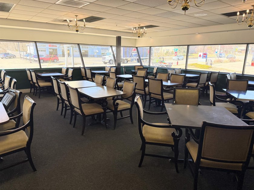 6,256 sq.ft. Free standing restaurant building (Former Esquire - photo 8
