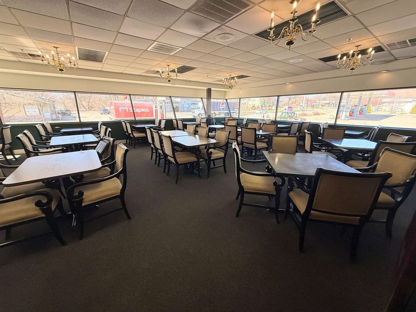 6,256 sq.ft. Free standing restaurant building (Former Esquire - photo 9