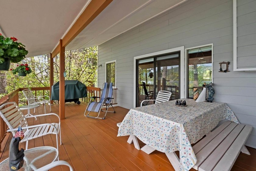 Just what you've been waiting for! Nestled along the - photo 13