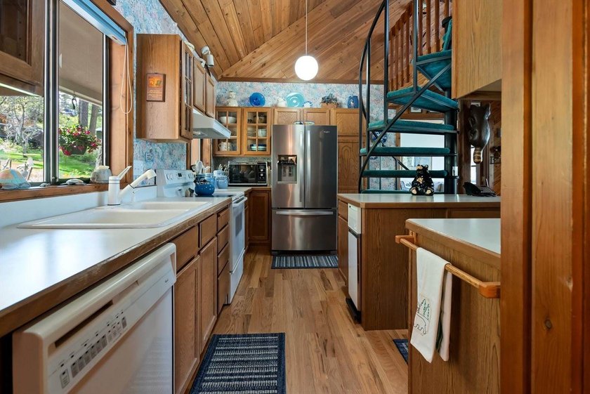 Just what you've been waiting for! Nestled along the - photo 17