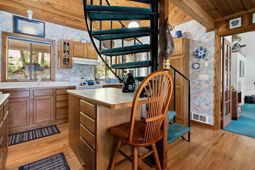 Just what you've been waiting for! Nestled along the - photo 18