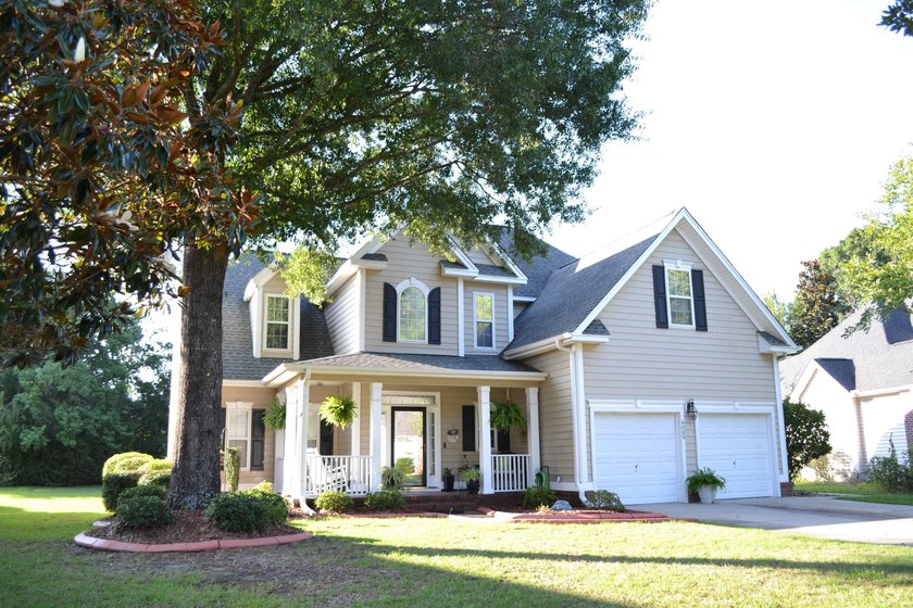 Don't miss this meticulously maintained, traditional two-story - photo 3