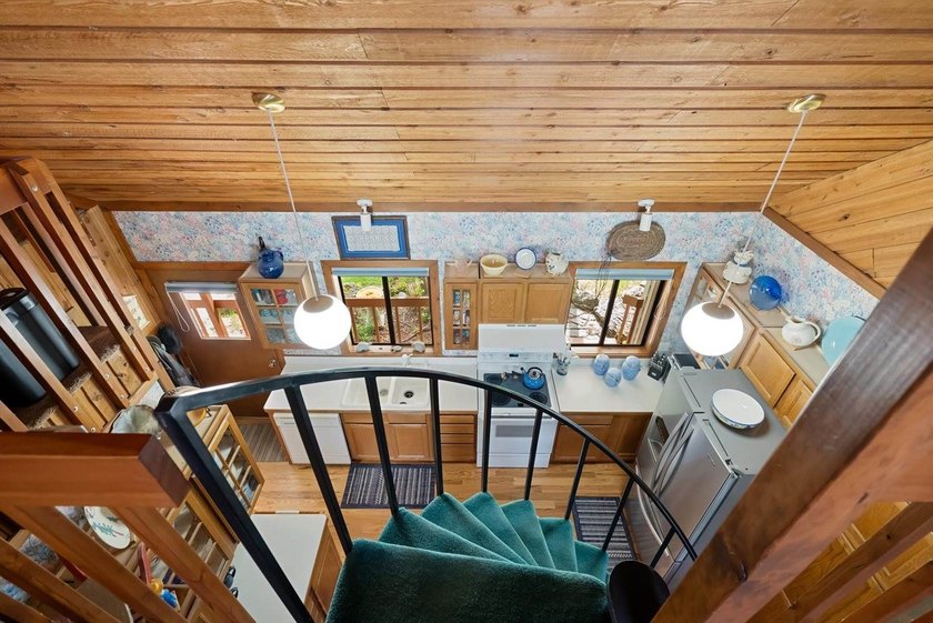 Just what you've been waiting for! Nestled along the - photo 32