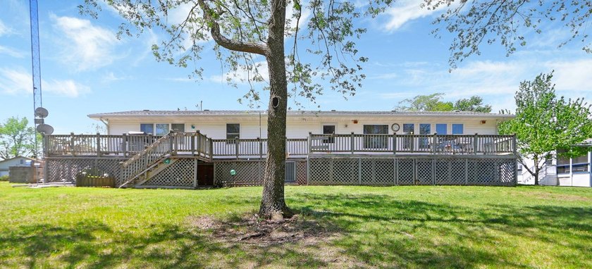 A great lakeside property to make lasting memories! This - photo 2