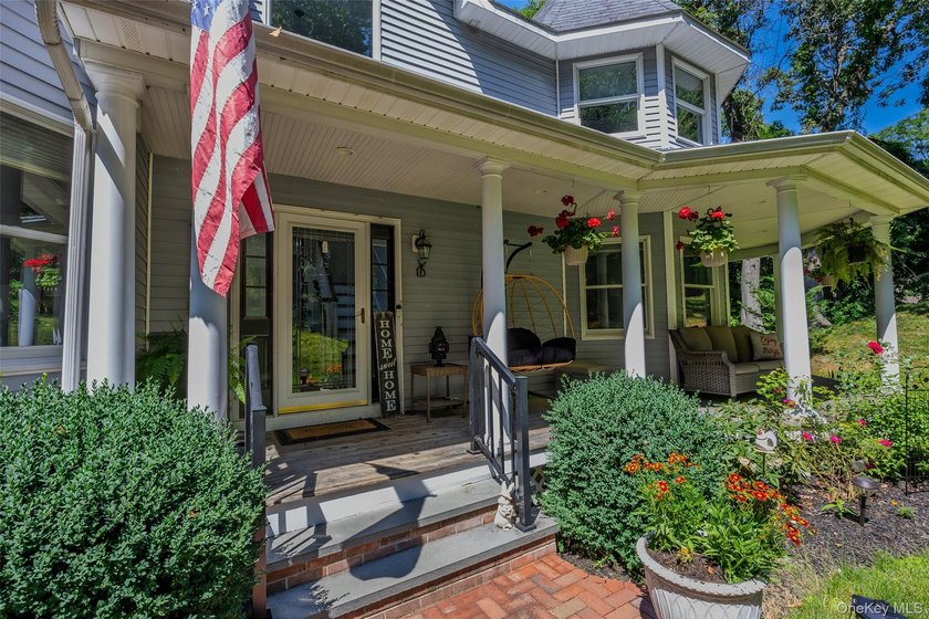 This 3,550 square foot Victorian home in Wading River, New York - photo 3