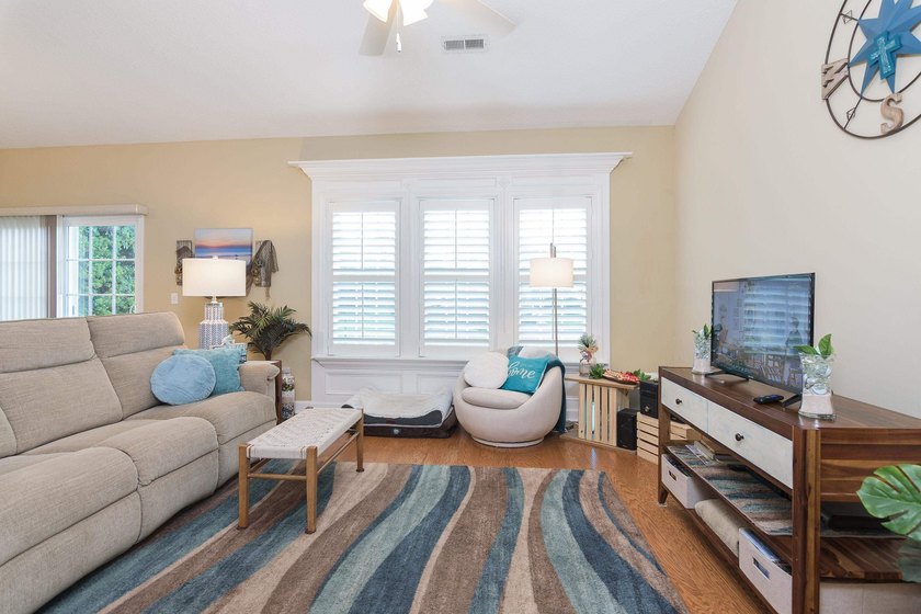 Coastal convenience, peaceful surroundings, and resort-style - photo 8