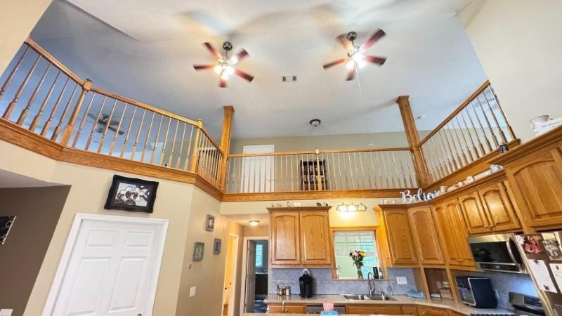 Country living at its finest with all the amenities you could - photo 11