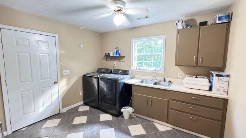 Country living at its finest with all the amenities you could - photo 22