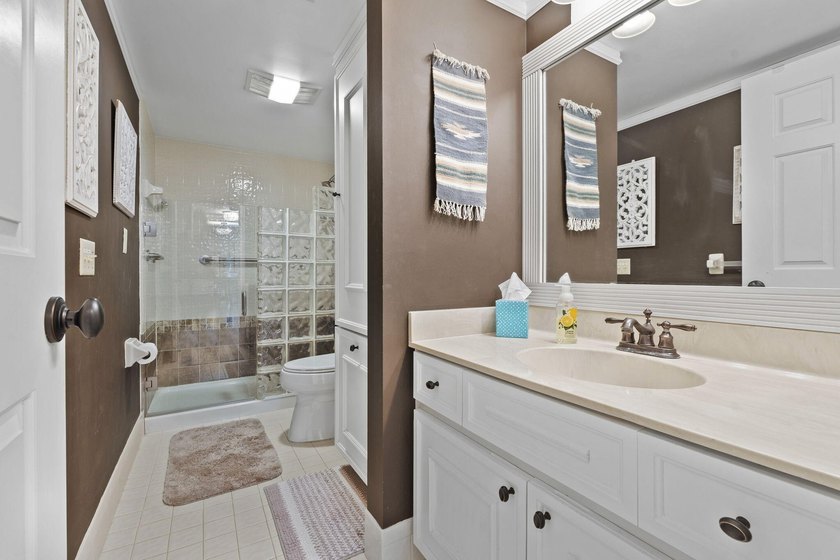 Fabulous opportunity! Beautiful and Rare 1st floor corner with 2 - photo 25