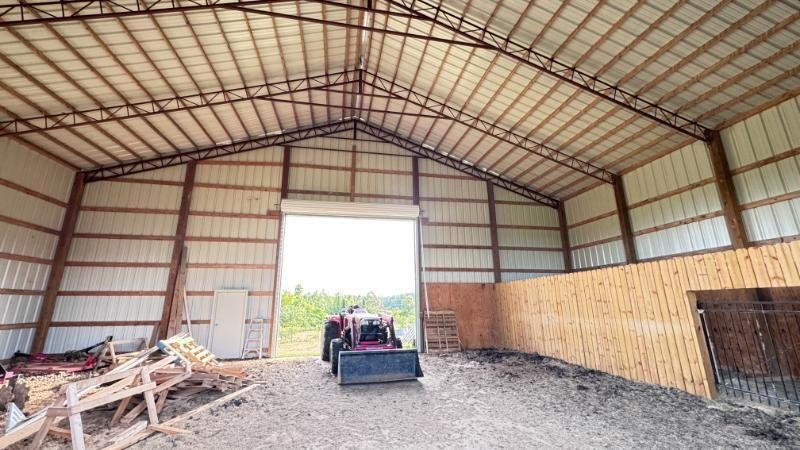 Country living at its finest with all the amenities you could - photo 36