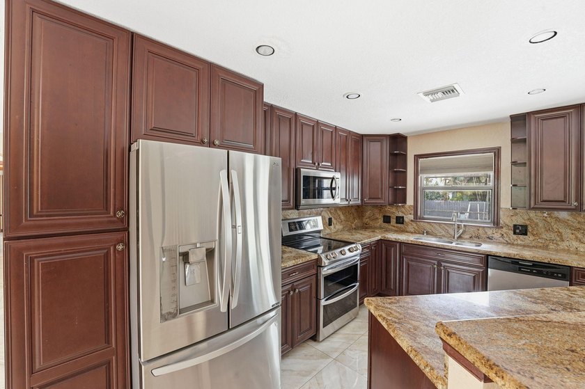 Exceptional 6-bedroom, 5-bath estate in the highly desirable - photo 6