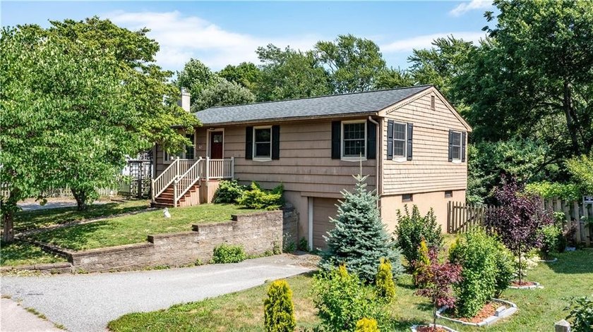 A special waterfront opportunity at 41 Mount View Avenue! This - photo 2