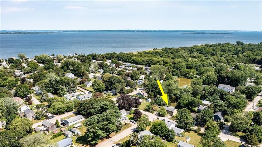 A special waterfront opportunity at 41 Mount View Avenue! This - photo 3