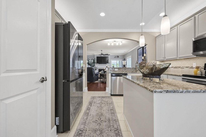 Welcome to this beautifully maintained, move-in ready Valentia - photo 8