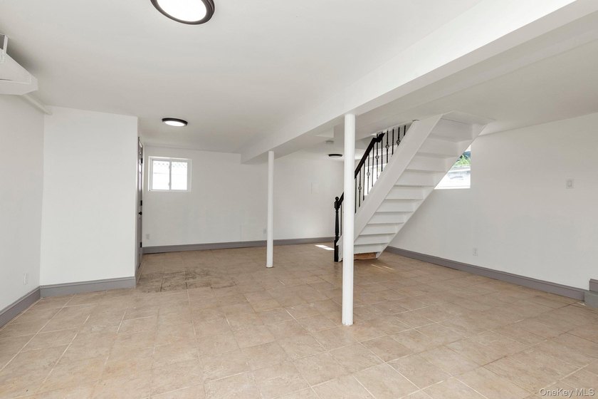 Fully Renovated 5 Bedroom Home In Freeport For $729,000. A Very - photo 17