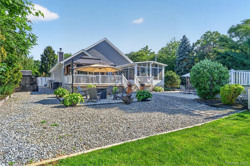 Welcome to this beautifully maintained Post-Modern ranch - photo 3