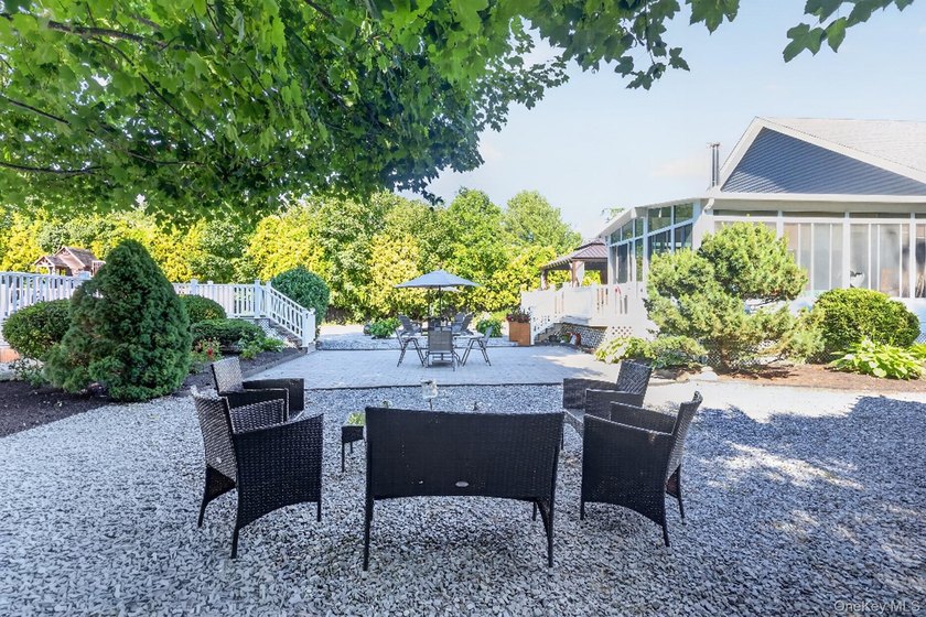 Welcome to this beautifully maintained Post-Modern ranch - photo 6
