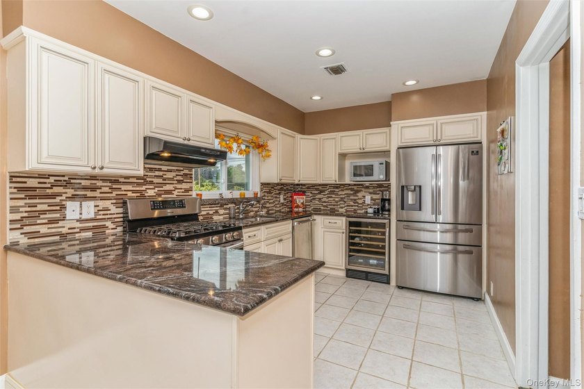 Welcome to this beautifully updated and spacious 5-bedroom, 3 - photo 19